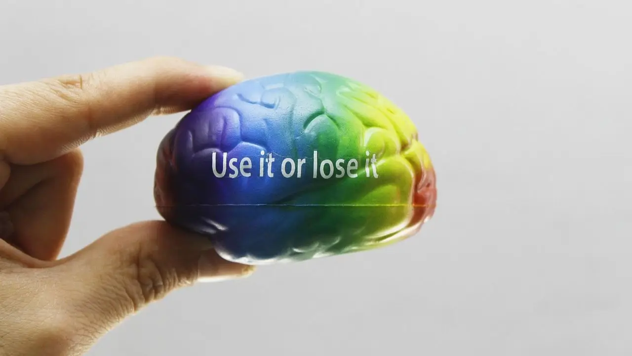 Spadek IQ - mózg z napisem use it or lose it
