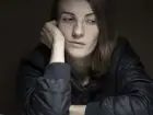Smutna kobieta na ciemnym tle
