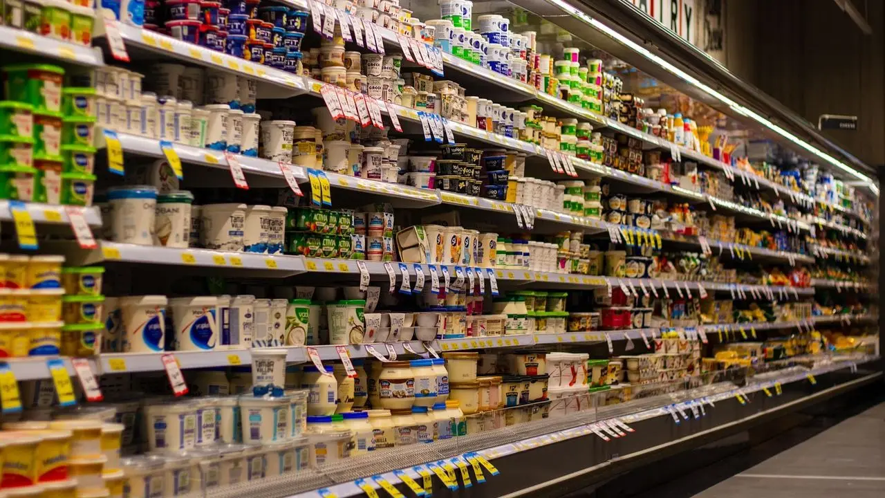Żabka konkurencja Foodex Express - symboliczne zdjęcie półek w przykładowym sklepie spożywczym