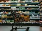 Wózek sklepowy w supermarkecie