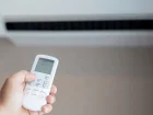 Dopłata do klimatyzacji - pilot do klimatyzacji w dłoni