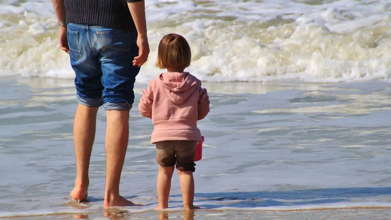 Ile dni urlopu - ojciec z dzieckiem na plaży