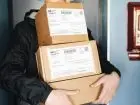 Ile zarabia kurier inpost - symboliczne zdjęcie przykładowego kuriera trzymającego paczki