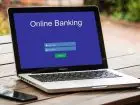 Mikrorachunek - laptop ze stroną internetową na ekranie wskazującą na bankowość elektroniczną