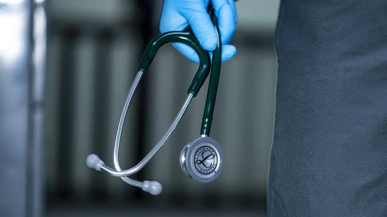 Zwolnienie pielęgniarki po obronie - stetoskop w dłoni