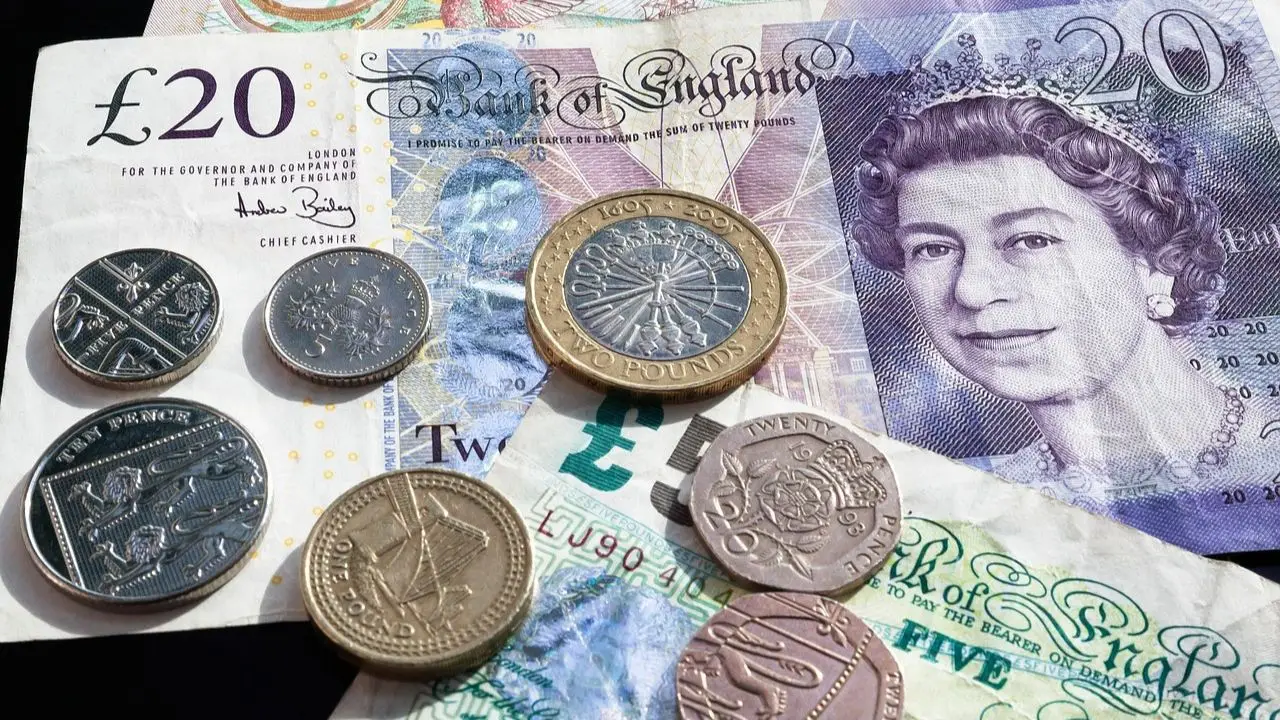 Zarobki Polaków w GB - banknoty z królową angielską