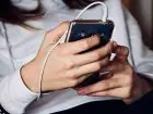 SW Research - ranking zawodów - telefon w dłoni kobiety