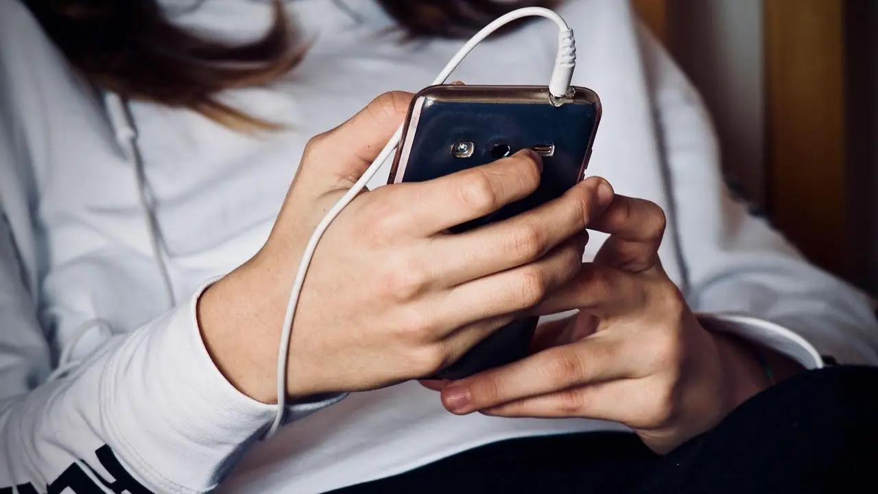 SW Research - ranking zawodów - telefon w dłoni kobiety