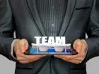 Spółka cywilna - sylwetka mężczyzny w garniturze trzymającego tablet z napisem team