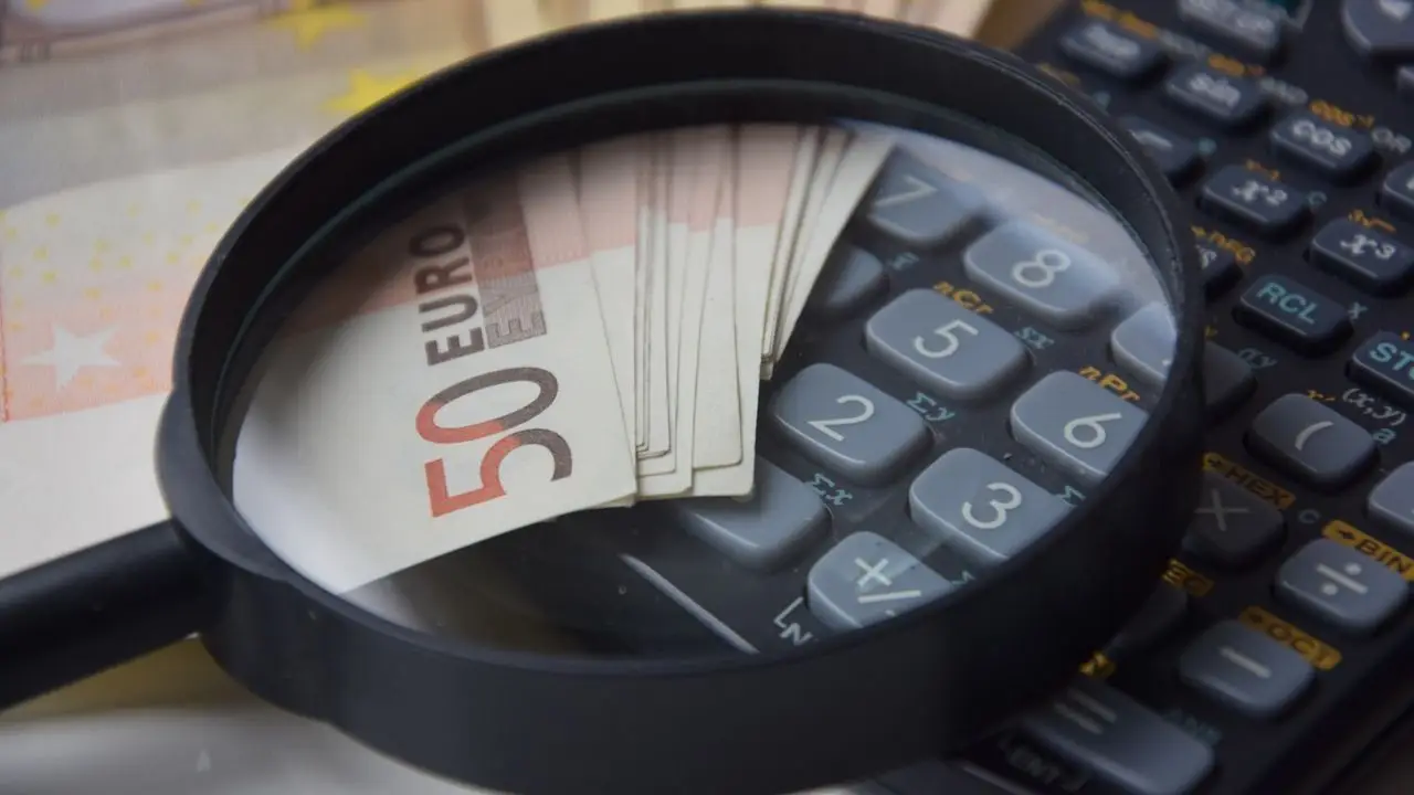 Weksel - banknoty na kalkulatorze pod lupą