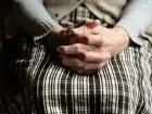 Zasiłek pielęgnacyjny 2025 - zbliżenie na dłonie starszej kobiety