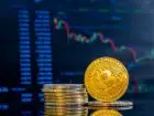 zblizenie-zlotych-bitcoinow-na-ciemnej-odbijajacej-swiatlo-powierzchni-i-histogram-malejacego-krypto-min