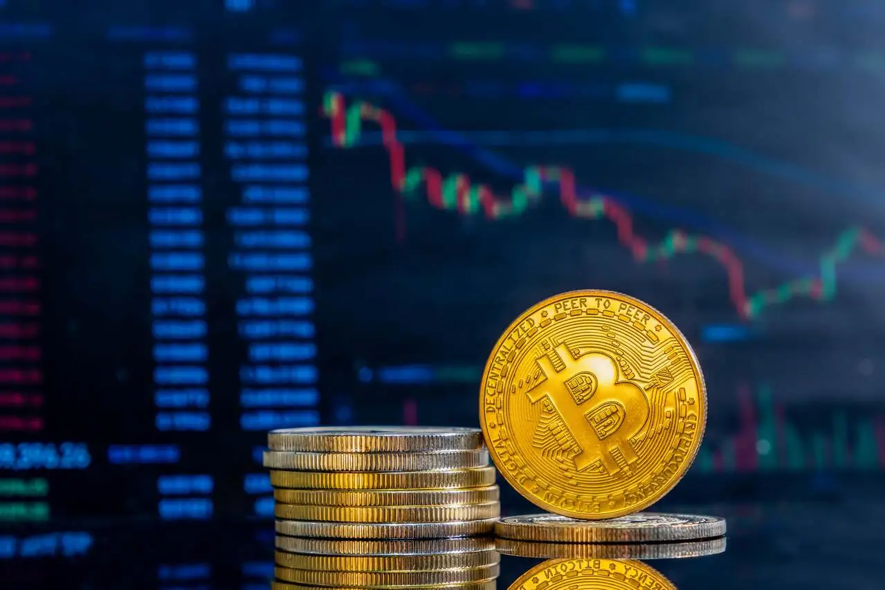 zblizenie-zlotych-bitcoinow-na-ciemnej-odbijajacej-swiatlo-powierzchni-i-histogram-malejacego-krypto-min