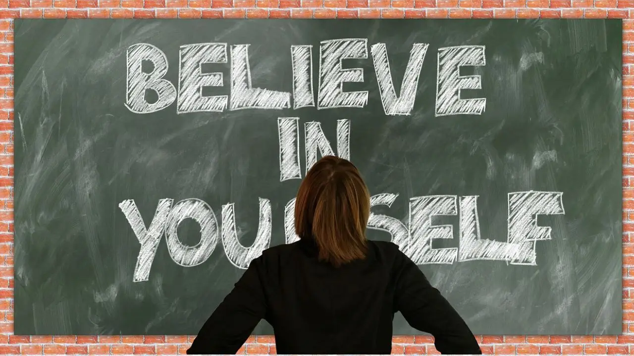 Atuty - napis na tablicy believe in yourself