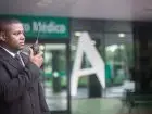 Concierge - co to - mężczyzna krótkofalówka pod budynkiem