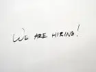Employer branding - napis we are hiring na kartce