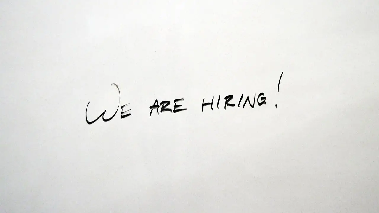 Employer branding - napis we are hiring na kartce