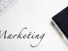 Marketing - definicja - napis marketing na jasnym tle przy klawiaturze komputera