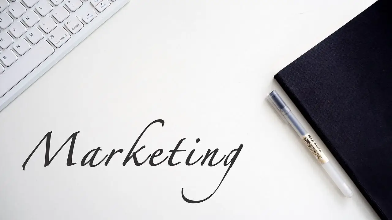Marketing - definicja - napis marketing na jasnym tle przy klawiaturze komputera