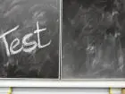 Test osobowości - napis test na tablicy