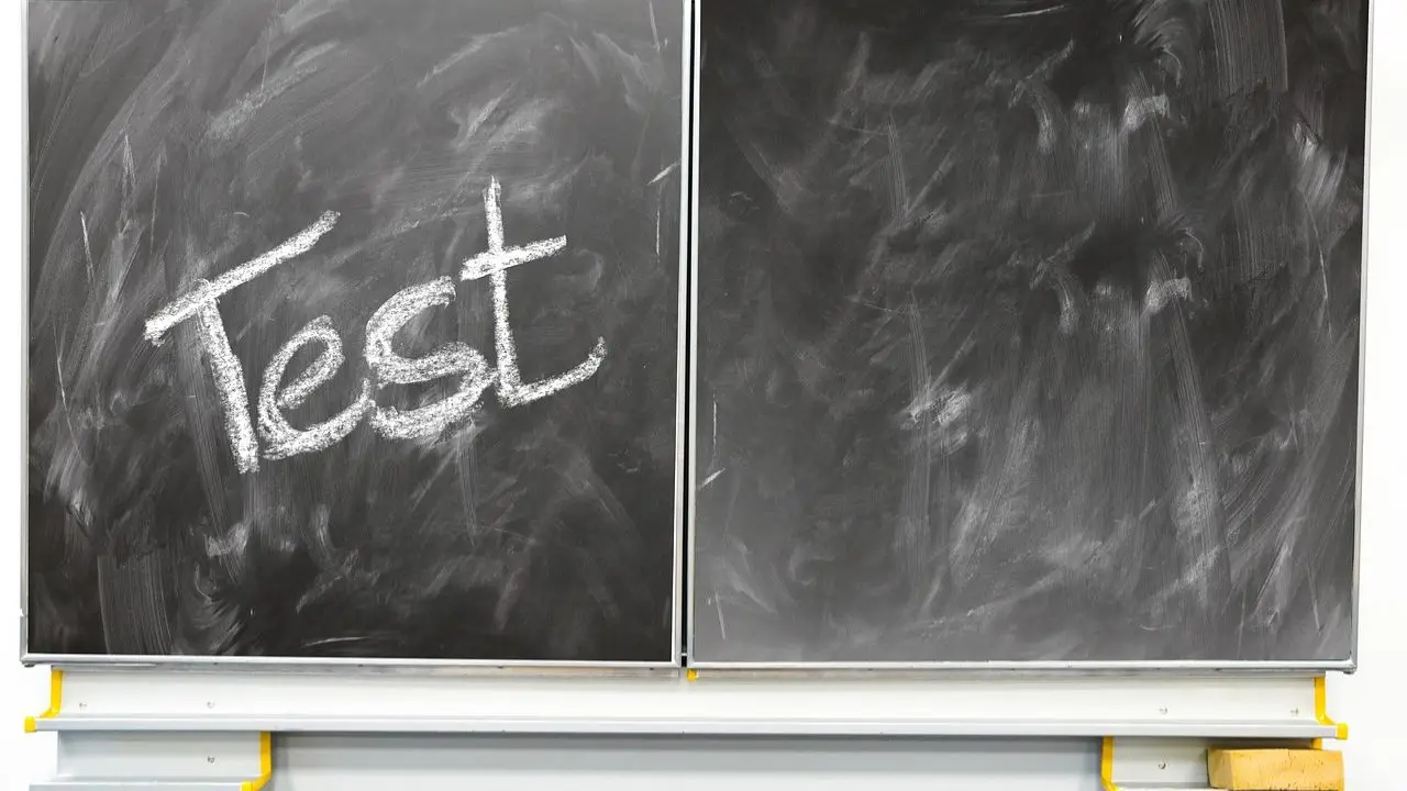 Test osobowości - napis test na tablicy