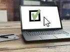 Zgoda na przetwarzanie danych osobowych - ekran laptopa z symbolem zgody