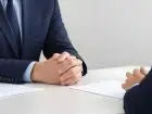 Assessment center - mężczyzna w garniturze na rozmowie