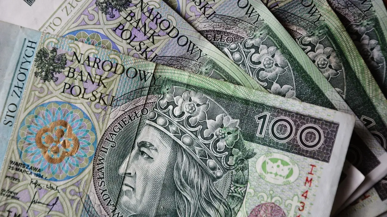 Darowizna 100 tysięcy złotych od rodziców - banknoty 100 zł