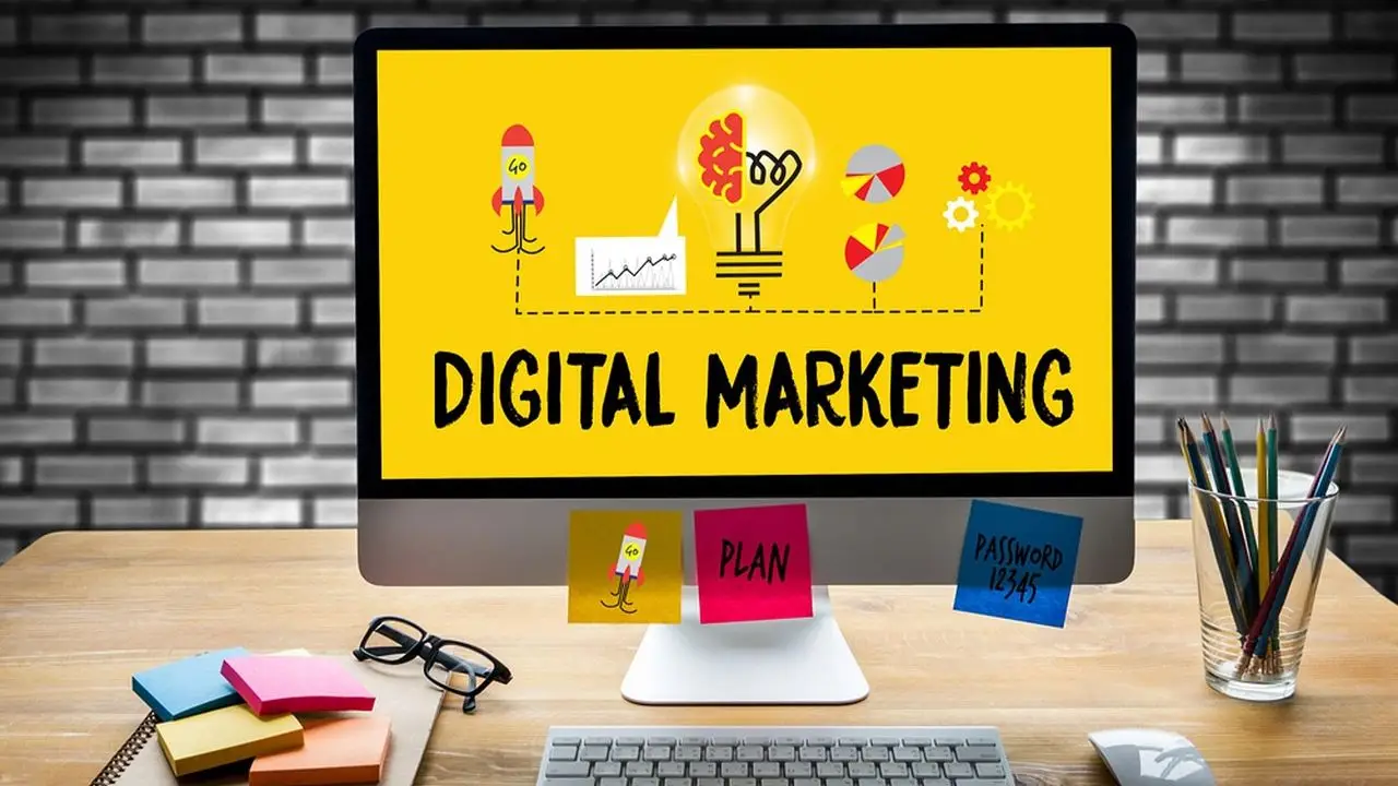 Digital marketing napis na ekranie komputera