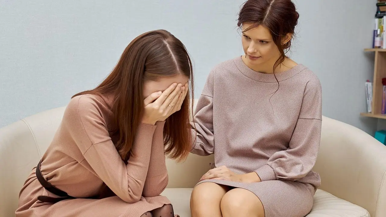 Jak zostać psychologiem - zamrtwiona kobieta wspierana przez inną kobietę
