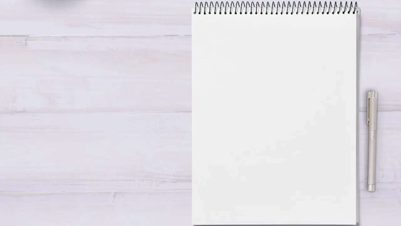Motivation letter - notatnik z długopisem obok