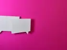 Opinie o pracodawcach - grafiki dymków komunikacyjnych na różowym tle