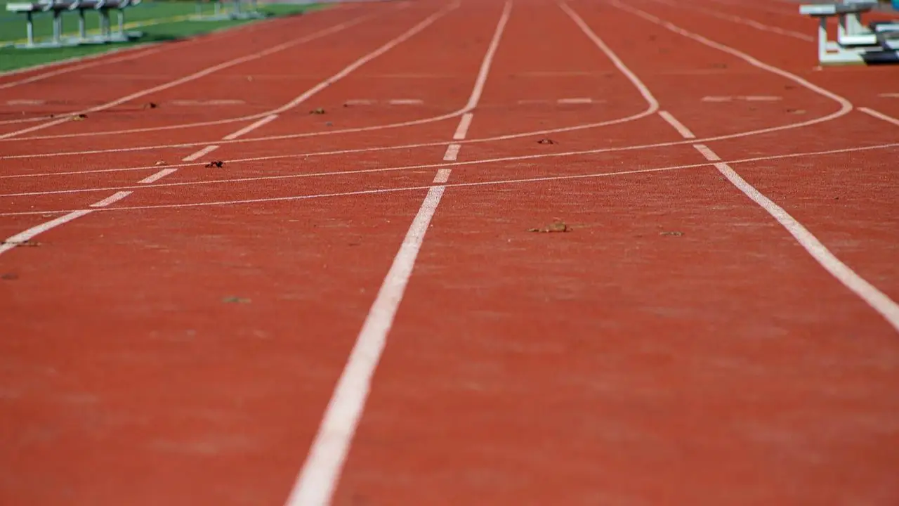 Praca Decathlon - tor do biegania jako symbol sportu
