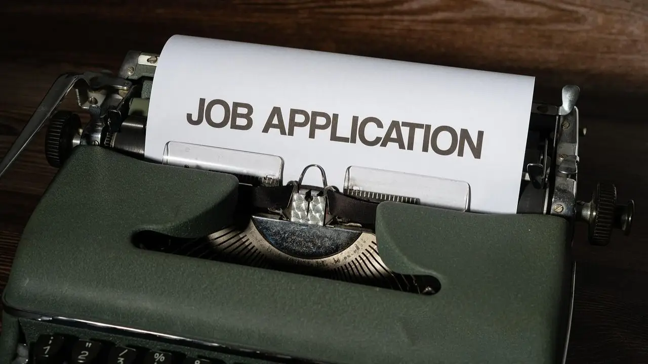 Praca WABCO - job apolication napis na kartce w maszynie do szycia