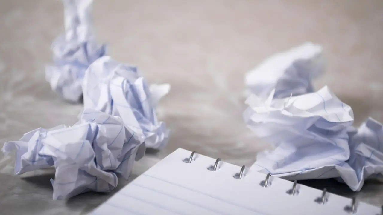 Sposoby na stres - zwinięte kartki papieru obok notatnika