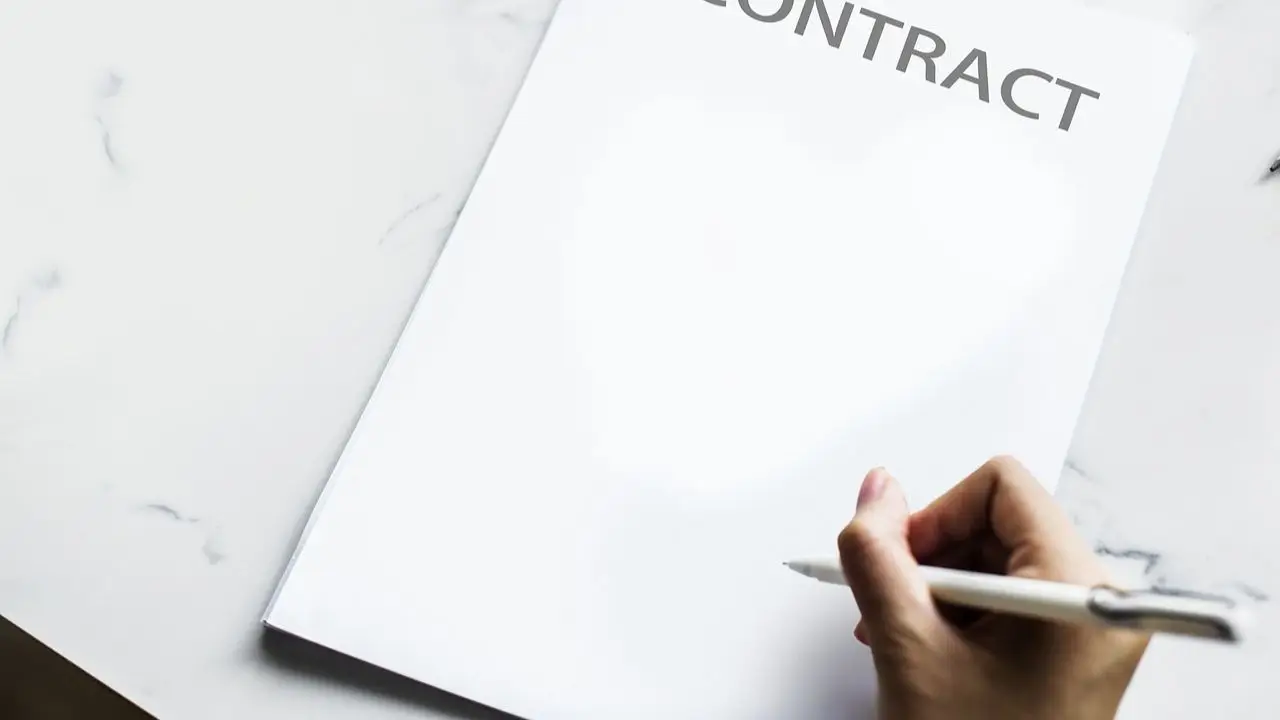 Świadectwo pracy - umowa zlecenie - kartka z napisem "contract"