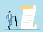 Wypowiedzenie umowy o pracę wzór do druku pdf - grafika przedstawiająca mężczyznę z długopisem obok dokumentu na niebieskim tle