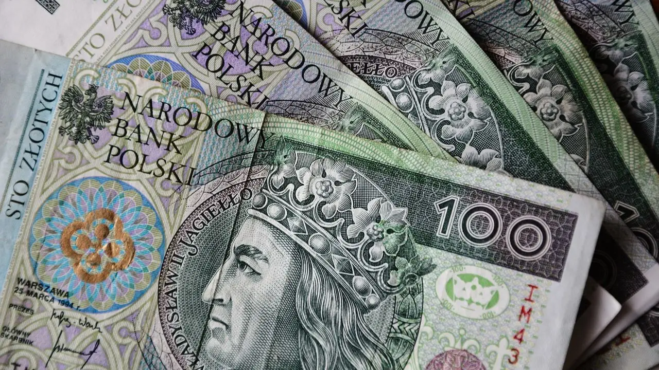 Zwolnienia grupowe odprawa - banknoty polskie 100 zł