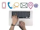 Autoresponder - klawiatura laptopa i ikonki komunikacyjne sieci