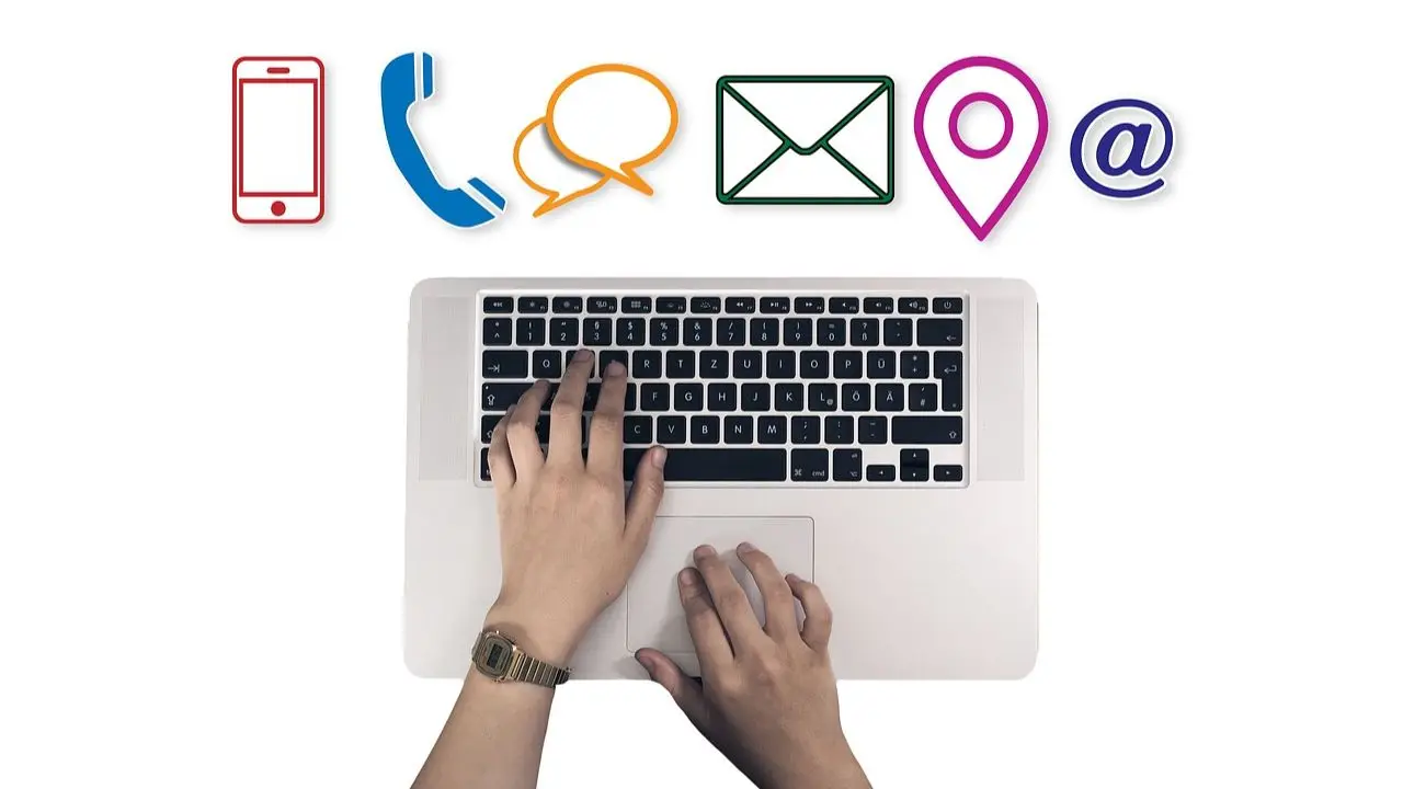 Autoresponder - klawiatura laptopa i ikonki komunikacyjne sieci