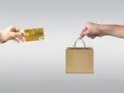 Customer - dłonie wystające z monitorów komputerów dokonujące transakcji