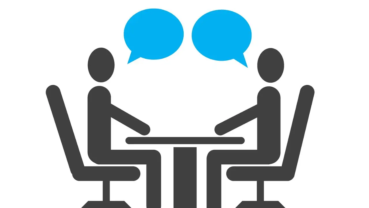 Job interview questions - grafika ukazująca dwie rozmawiające postacie