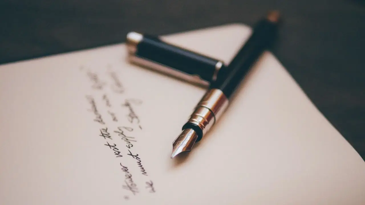 Letter of application - pióro na kartce