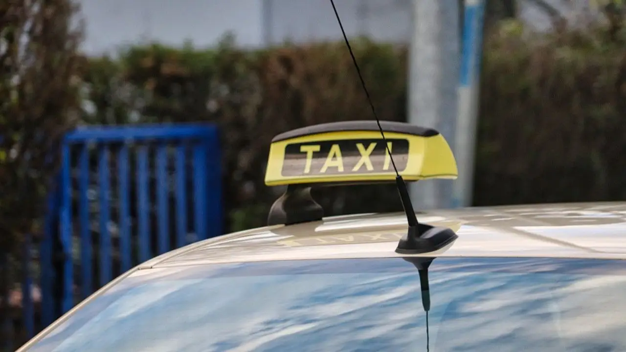 Licencja taxi - napis taxi na samochodzie