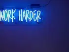 Motywacja do pracy - napis work harder na ciemnoniebieskim tle