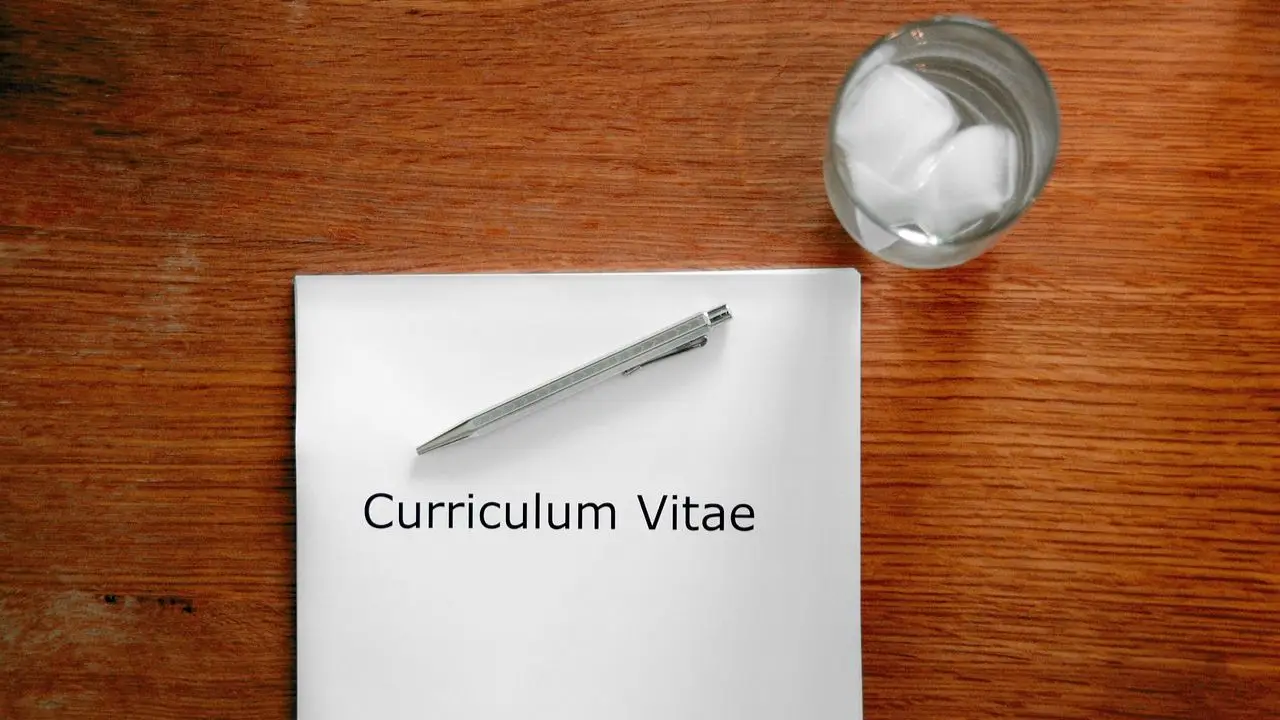 O mnie - cv i szklanka wody z lodem na biurku