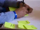 Okres wypowiedzenia umowy o pracę - dłonie mężczyzny tworzącego notatki