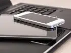 Praca online - tablet, telefon i laptop na biurku