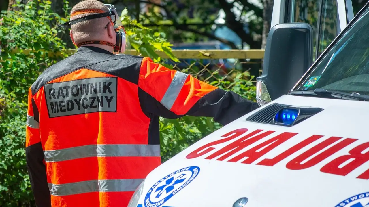 Ratownik medyczny przy karetce