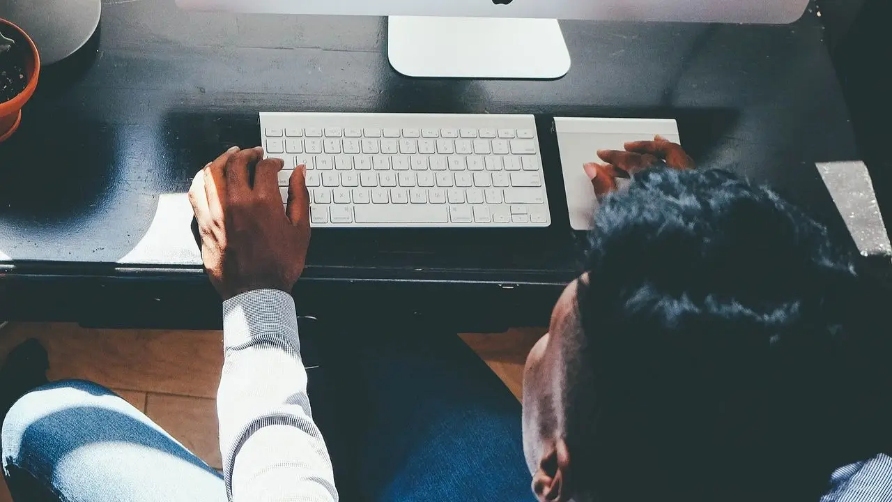 Revolut opinie. Pracownik przy komputerze